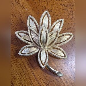Vintage 1970s Avon Gold Tone Flower Brooch Signed